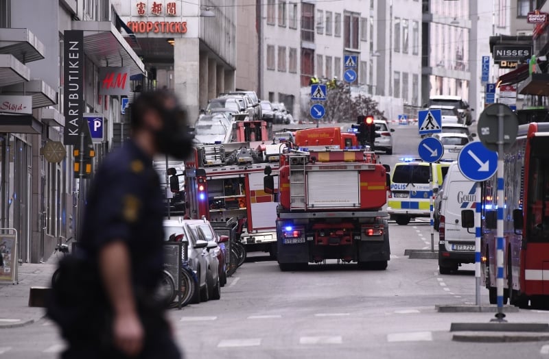 Emergency servies work at the scene where a truck crashed into the Ahlens department store at Drottninggatan in central Stockholm, April 7, 2017.
 / AFP PHOTO / Jonathan NACKSTRAND