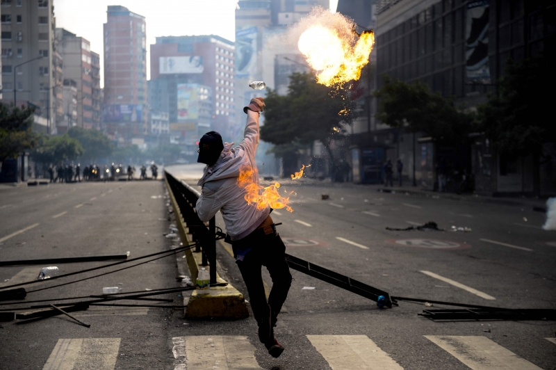 Manifestações contra o presidente Nicolás Maduro se espalharam por Caracas no fim de semana