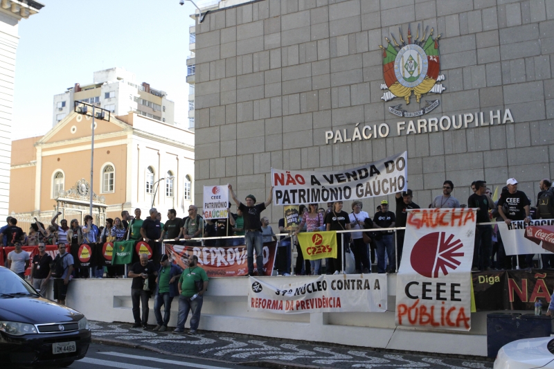 Manifestação em frente à Assembleia critica pacote do governo Sartori 