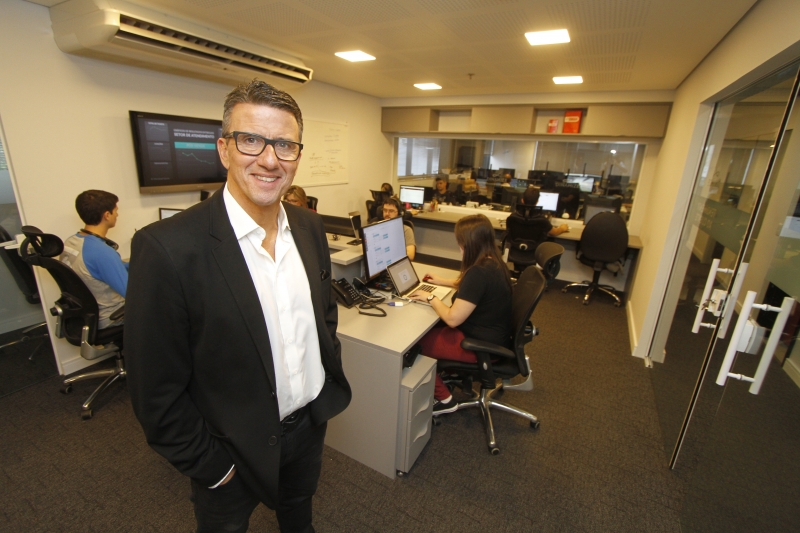 Foto do Jonatas Abbott, sócio e diretor executivo da Dinamize na nova sede da empresa.