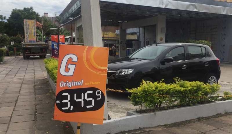 Posto pr�ximo � avenida Ipiranga na Capital reduziu o valor do litro tr�s vezes em uma semana