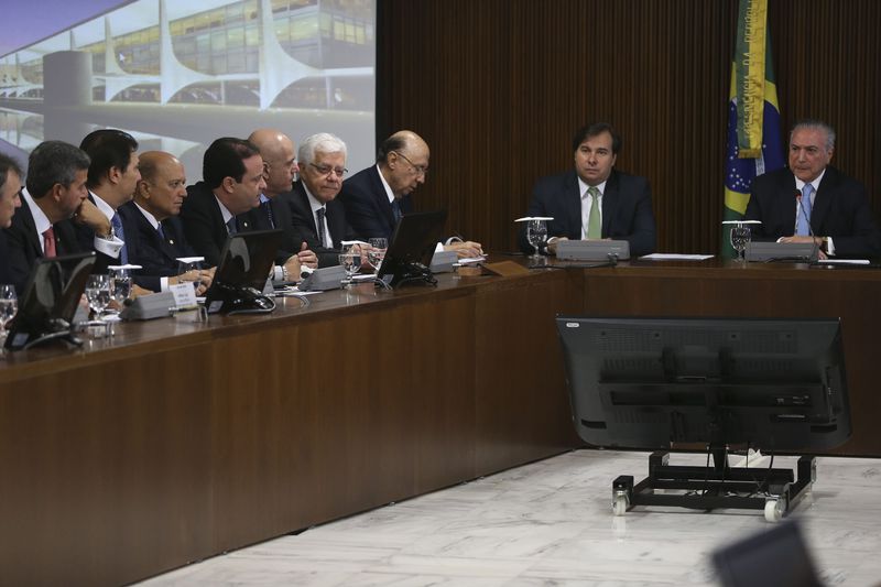 Brasília - O presidente Michel Temer se reúne com líderes da base aliada na Câmara dos.Deputados e membros titulares e suplentes da Comissão Especial da Reforma da Previdência, no Palácio do Planalto (José Cruz/Agência Brasil)