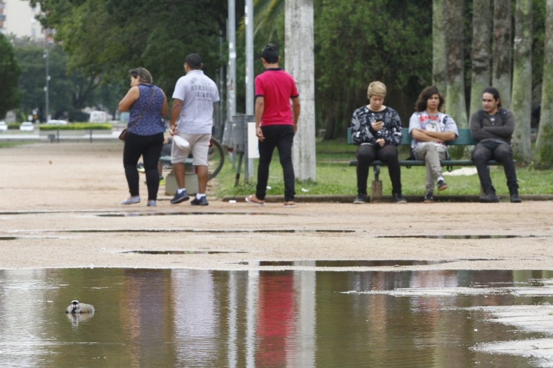 Domingo cinzento e chuvoso esvaziou os parques de Porto Alegre 