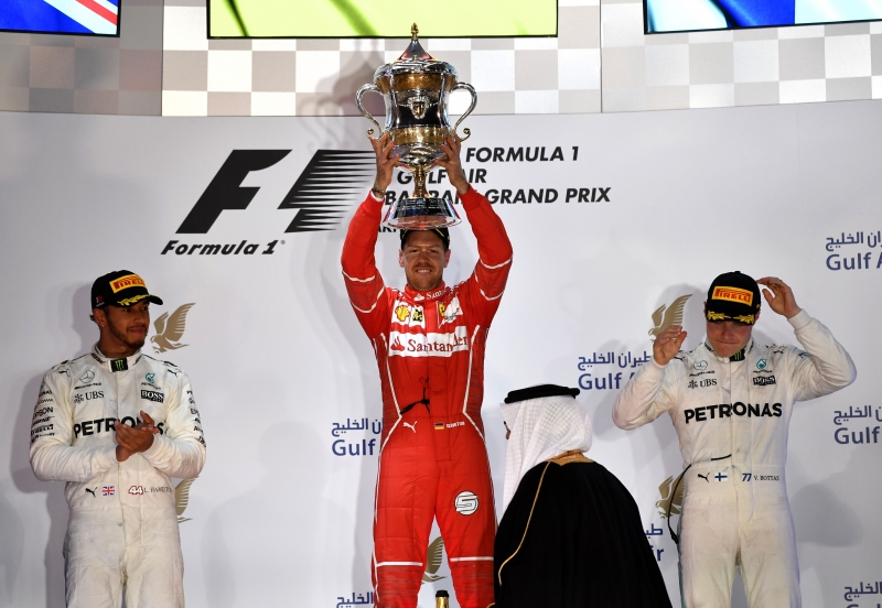 Sebastian Vettel celebra no pódio após vencer o Grande Prêmio do Bahrain