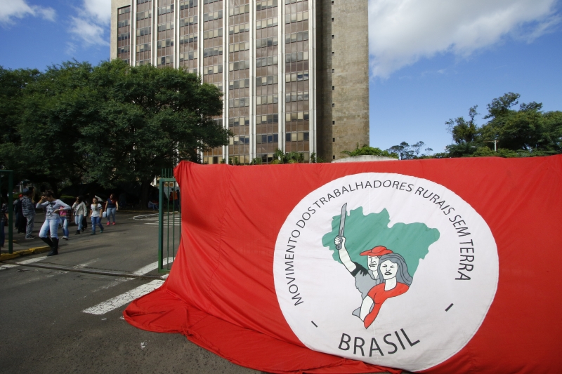 MST ocupa prédios do Ministério da Fazenda e Incra em Porto Alegre