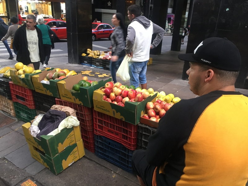Venda de frutas nas calçadas do Centro Histórico do Porto Alegre - voltam a vender - mesmo após a fiscalização da Secretaria de Desenvolvimento Econômico (SMDE) - Avenida Salgado Filho com Rua Vigário José Inácio - ambulantes - mercado informal - desemprego