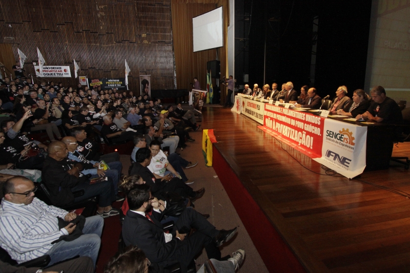 Frente Parlamentar em Defesa da CEEE, CRM e Sulgás realiza audiência pública no Teatro Dante Barone da Assembleia Legislativa