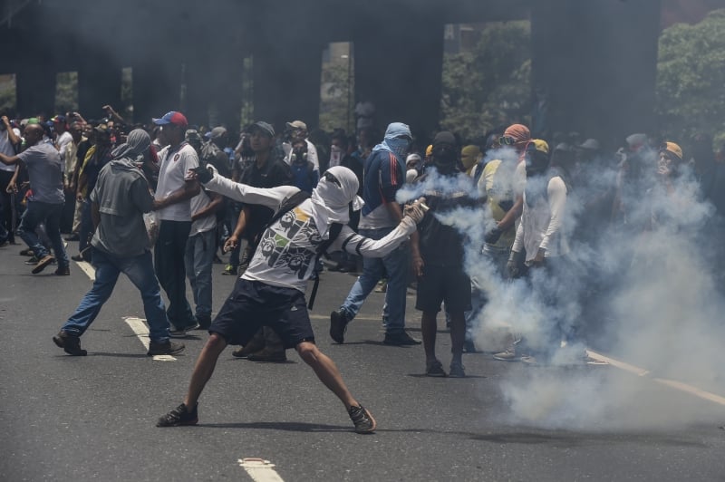 Centenas de guardas lançaram gás lacrimogêneo para dispersar milhares de opositores que marchavam