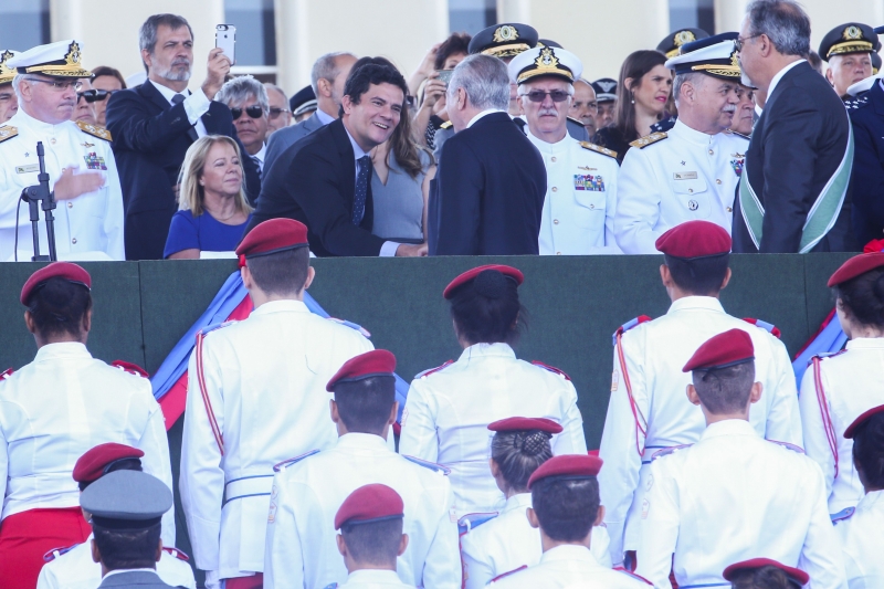 Michel Temer e S�rgio Moro foram condecorados no ato militar