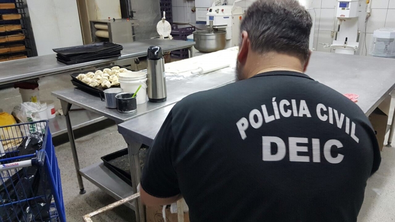Na padaria da loja em Alvorada, os policiais flagraram infestação de baratas e prenderam sócio da rede