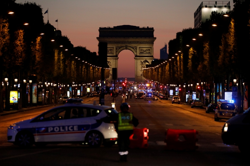  Os disparos ocorreram na avenida Champs Elysées, uma das avenidas mais famosas do mundo