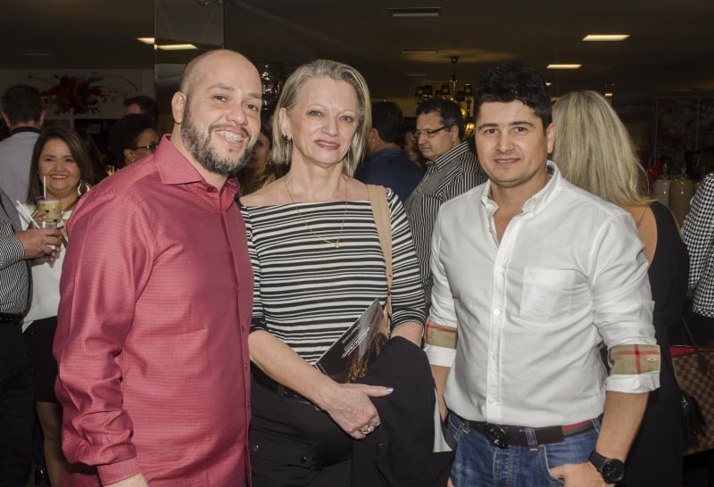 Eduardo Alzaibar, Marise Mendes Mariano e Fernando Rodrigues brindando os 4 anos da loja La Tabla