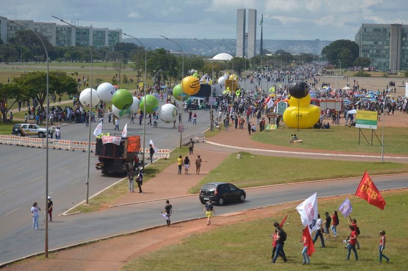 Brasília - Ato de protesto contra as reformas trabalhista e da Previdência Social promovido pelas centrais sindicais e redes sociais, na Esplanada dos Ministérios (Marcello Casal Jr/Agência Brasil)