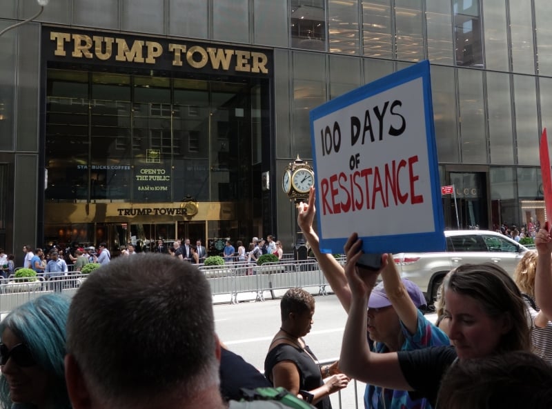 People march during the '100 Days of Failure' protest, marking the first 100 days of the administration of US President Donald Trump on April 29, 2017 in New York.
Protesto diante da Trump Tower, em Nova Iorque