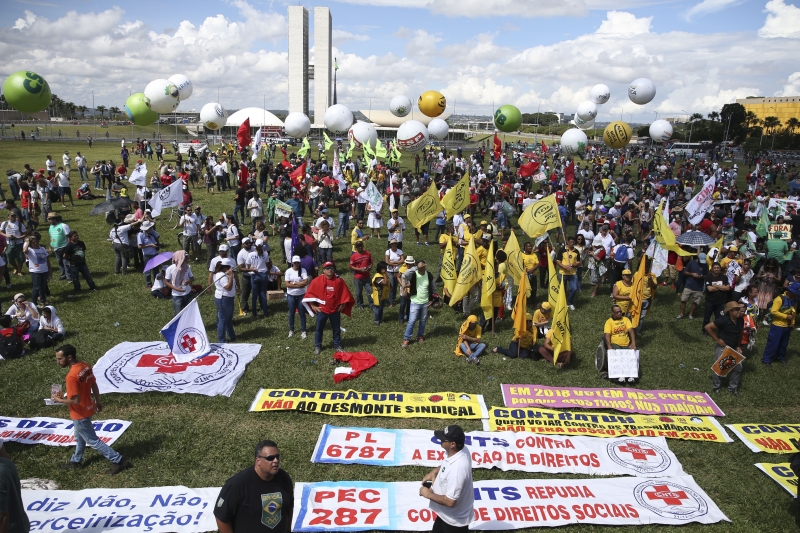 Brasília - Ato de protesto contra as reformas trabalhista e da Previdência Social promovido pelas centrais sindicais, na Esplanada dos Ministérios. Greve Geral