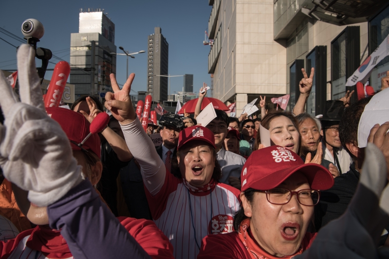 Apoiadores de Hong Joon Pyo durante o comício do candidato nas ruas de Seul