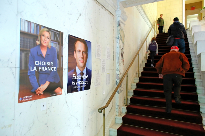 Franceses residentes nos Estados Unidos registram o voto na embaixada francesa em Nova Iorque
