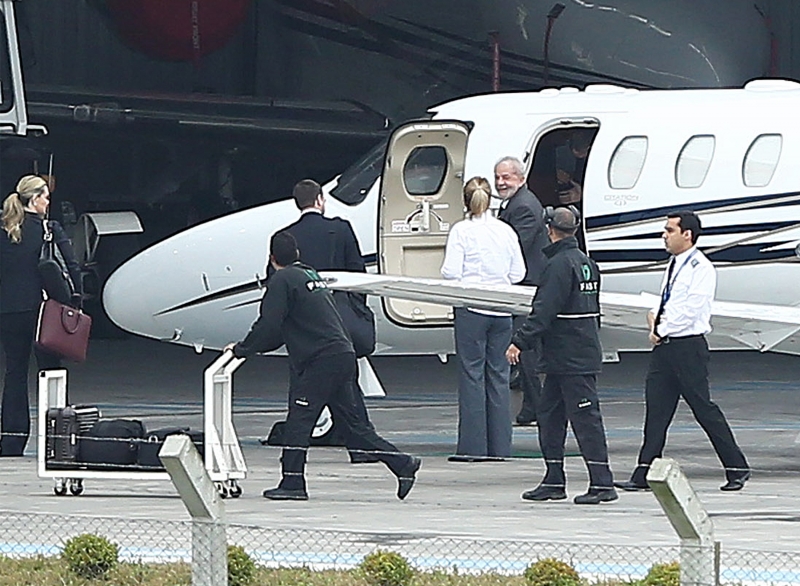 Brazil's former president (2003-2010) Luiz Inacio Lula da Silva (C) arrives at the Afonso Pena airport in Curitiba, Brazil for a hearing with senior 