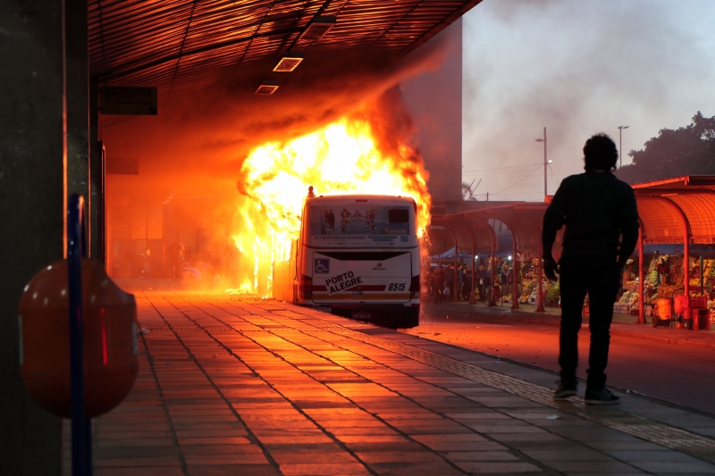 O fogo foi ateado a um coletivo da linha 731 Parque dos Maias, no fim da tarde de quarta-feira