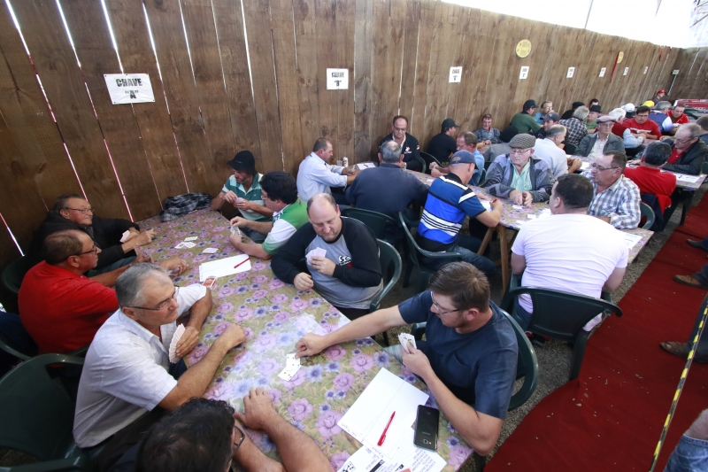 pg3  jogo de cartas na Festa da Col�nia de Lajeado - foto Cleiton Thiele