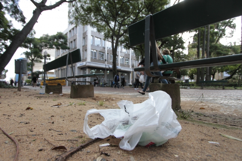 Lixo acaba se espalhando por ruas e pra�as da Capital