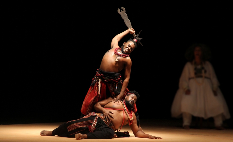 No Palco Girat�rio, grupo carioca Amok Teatro apresenta Salina (A �ltima v�rtebra) sobre uma �frica ancestral