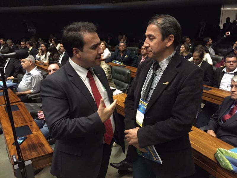 Luciano Pinto (� direita) e Salmo Dias trocaram impress�es sobre a situa��o de crise dos munic�pios e o impacto financeiro que os planos de carreira, aprovados no Congresso pg3 Maur�cio Tomedi  Famurs
