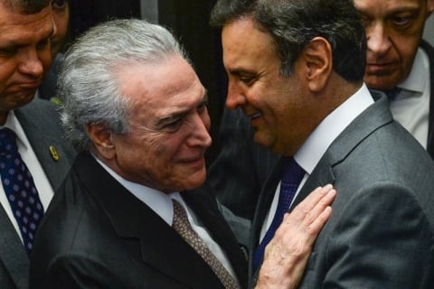 (FILES) This file photo taken on August 31, 2016 shows President Michel Temer (L) speaks with senator Aécio Neves in Brasilia.
Brazil's President Michel Temer reeled on May 18, 2017 from a report that he authorized payment of hush money to a jailed politician in a scandal threatening to plunge Latin America's biggest country into political meltdown. In another blow for the veteran leader of the center-right PMDB party, his key ally Senator Aecio Neves from the PSDB party was targeted by anti-graft police early Thursday. / AFP PHOTO / ANDRESSA ANHOLETE