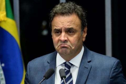 (FILES) This file photo taken on August 30, 2016 shows opposition leader Senator Aécio Neves speaks during the senate impeachment trial of Brazilian suspended President Dilma Rousseff at the National Congress in Brasilia. 
Brazil's President Michel Temer reeled on May 18, 2017 from a report that he authorized payment of hush money to a jailed politician in a scandal threatening to plunge Latin America's biggest country into political meltdown. In another blow for the veteran leader of the center-right PMDB party, his key ally Senator Aecio Neves from the PSDB party was targeted by anti-graft police early Thursday. / AFP PHOTO / ANDRESSA ANHOLETE