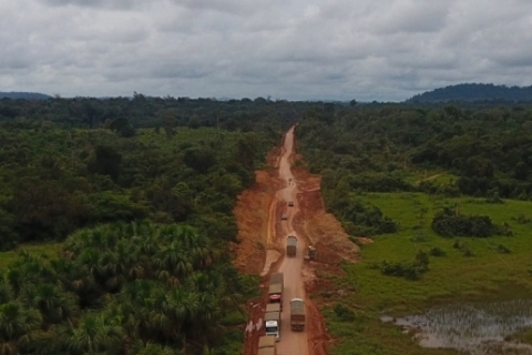 Caminhões com soja enfrentam estradas sem pavimentação nas proximidades de Itaituba