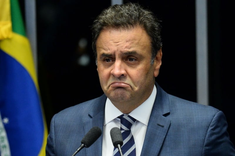(FILES) This file photo taken on August 30, 2016 shows opposition leader Senator Aécio Neves speaks during the senate impeachment trial of Brazilian suspended President Dilma Rousseff at the National Congress in Brasilia. 
Brazil's President Michel Temer reeled on May 18, 2017 from a report that he authorized payment of hush money to a jailed politician in a scandal threatening to plunge Latin America's biggest country into political meltdown. In another blow for the veteran leader of the center-right PMDB party, his key ally Senator Aecio Neves from the PSDB party was targeted by anti-graft police early Thursday. / AFP PHOTO / ANDRESSA ANHOLETE