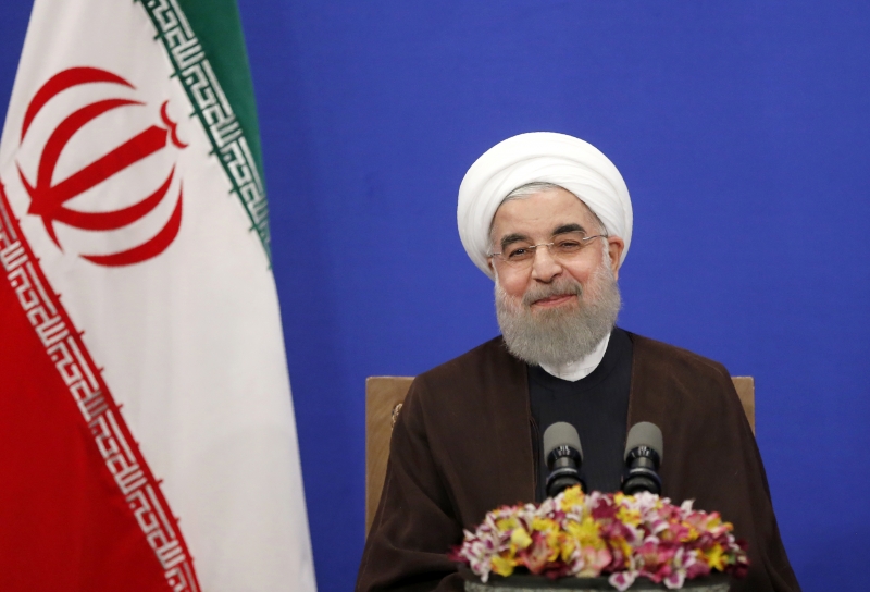 Rouhani, na foto em evento da campanha presidencial, foi eleito com 57% dos votos