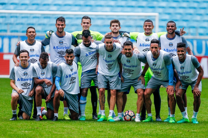  Jogadores do Grêmio posam para foto após treino na Arena
