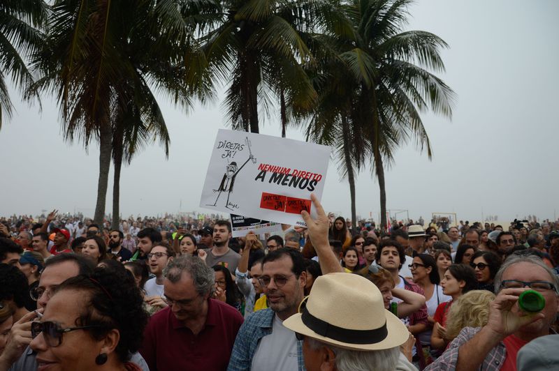 Rio de Janeiro - Uma manifestação na Praia de Copacabana reúne desde o início da tarde de hoje (28) milhares de pessoas pedindo a realização de eleições diretas (Tânia Rêgo/Agência Brasil)