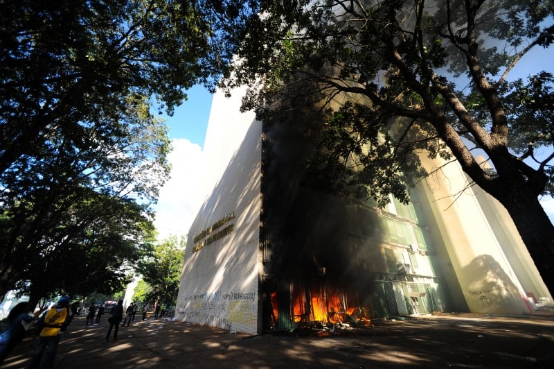 View of a fire at the Brazilian Ministry of Agriculture during clashes in the protest 