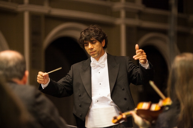 Tiago Flores rege a Orquestra da Ulbra