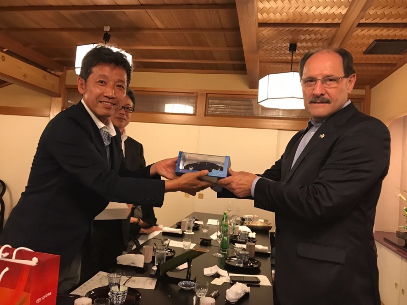 Missão gaúcha ao Japão: Governador José Ivo Sartori (PMDB) se encontra  com executivos da Toyota no Japão e trata de atração de investimentos. Neste ato, Sartori e membro da Toyota trocam presentes.  