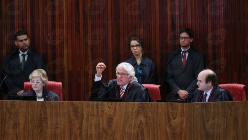  Os ministros Rosa Weber, Napoleão Nunes Maia e Tarcisio Vieira de Carvalho durante o quarto dia de julgamento da ação em que o PSDB pede a cassação da chapa Dilma-Temer (Fabio Rodrigues Pozzebom/Agência Brasil)