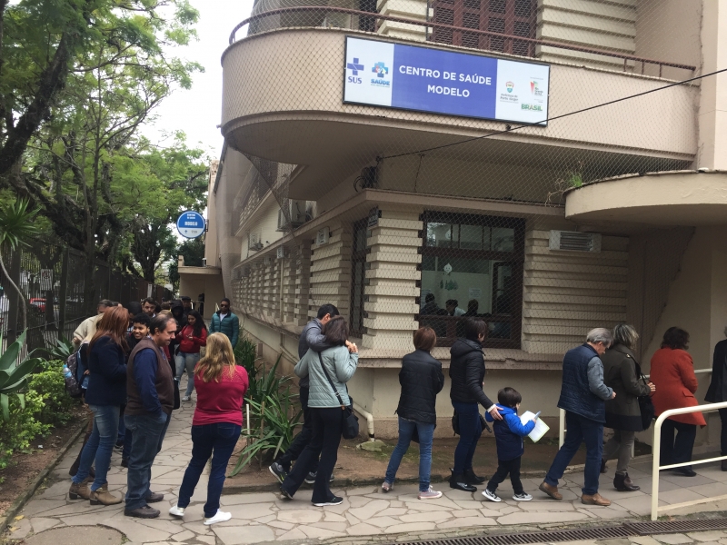 Último dia de vacinação da gripe A em Porto Alegre - filas no Posto de saúde Modelo 