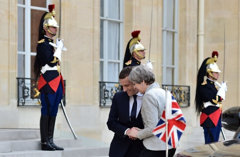 Em encontro com Macron, primeira-ministra garantiu que negociações do Brexit começam na semana que vem