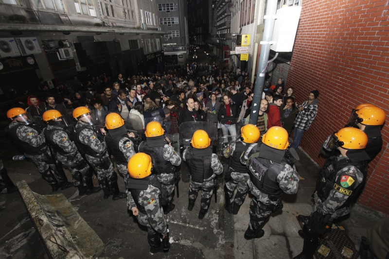 BM usa força para desocupar prédio no Centro de Porto Alegre