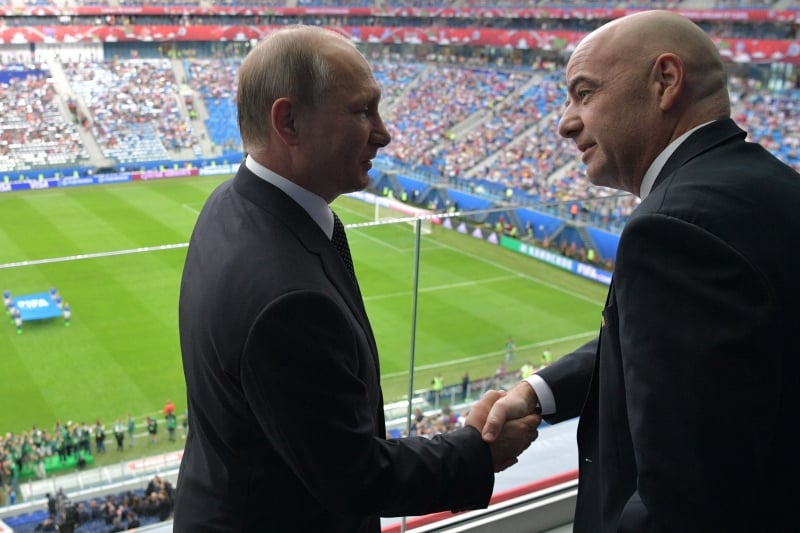 Presidente Putin (esquerda) com o presidente da Fifa na estreia da copa em São Petersburgo