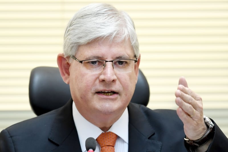 Brazil's  Prosecutor General Rodrigo Janot takes part in the opening of the Brazil-Japan Seminar on Fighting Corruption, in Brasilia, on June 19, 2017. 
The opening of an investigation by Rodrigo Janot came close to bringing President Michel Temer down three weeks ago, but the conservative president has since dug in and defied Janot in dramatic fashion by ignoring a deadline to supply a written deposition. / AFP PHOTO / EVARISTO SA
      Caption