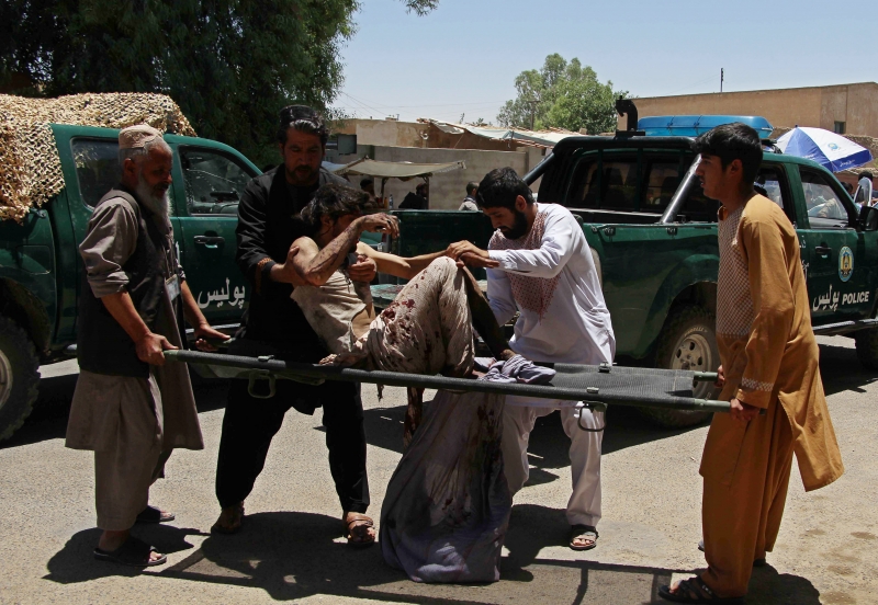 Segundo Hayatullah Hayat, governador provincial de Helmand, pelo menos 60 pessoas se feriram 