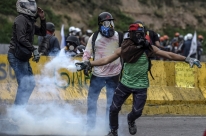 Manifestantes contra o governo da Venezuela entram na base militar de Caracas