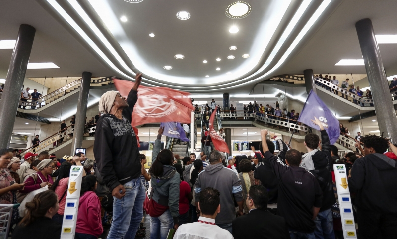 Members of the Roofless Movement call for Brazilian President Michel Temer to step down and protest against his proposed economic reforms, at Sao Paulo's Congonhas Airport on June 30, 2017.
Demonstrators in major Brazilian cities snarled rush hour traffic on June 30 to protest austerity measures introduced by embattled President Michel Temer, but turnout was weak. / AFP PHOTO / Miguel SCHINCARIOL
      Caption