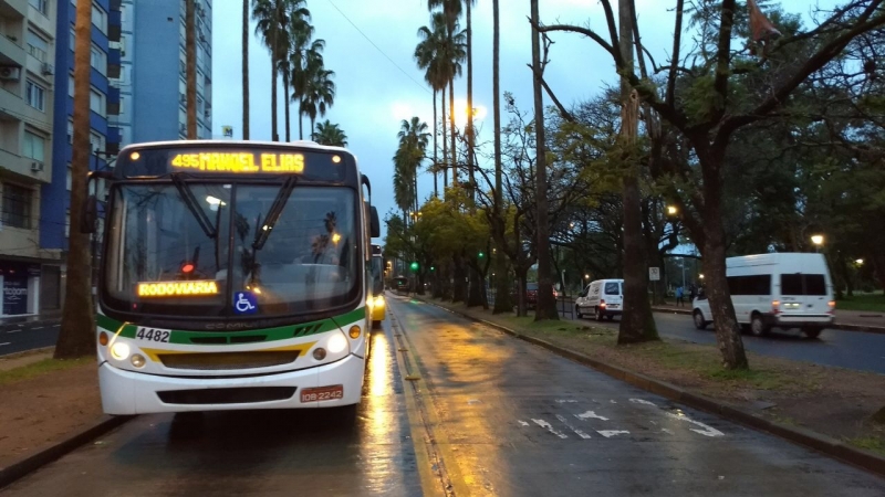 Começo da manhã teve protesto na avenida Osvaldo Aranha, mas depois ônibus voltaram a  circular