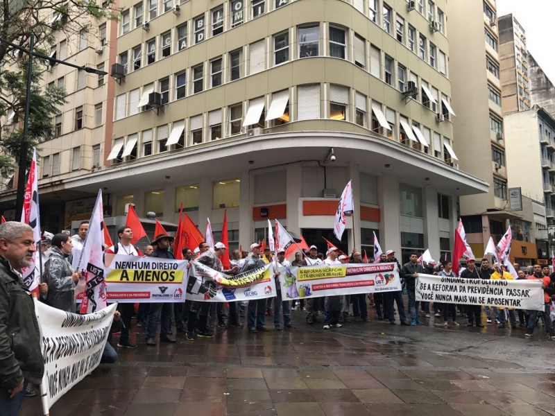 Manifestação de centrais sindicais no Centro de Porto Alegre em marcha da greve geral