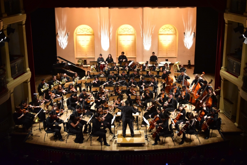 Maestro Arthur Barbosa conduz um programa com pe�as orquestrais tradicionais, al�m de obras contempor�neas