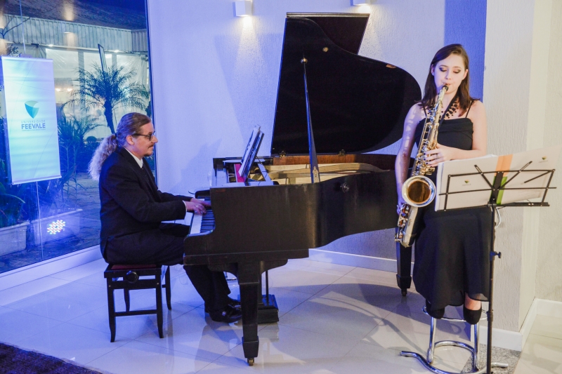Pianista Louis Illenseer e saxofonista Ellen Rohr no Intervalo Cultural Feevale